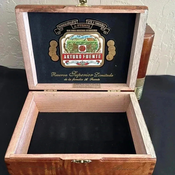 Empty Arturo Fuente - Don Carlos Belicosa Cigar Box-Great Condition 2 Boxes - Picture 3 of 5